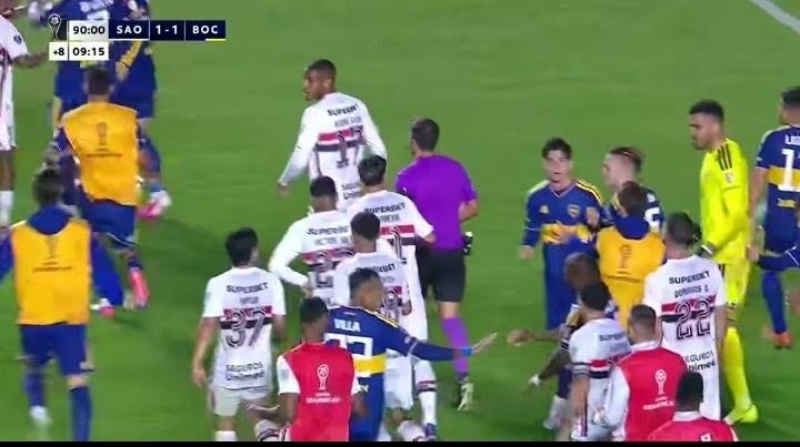 Tumulto en el monumental el festejo de paredes desató la reacción de los jugadores de San Pablo tras la clasificación de boca